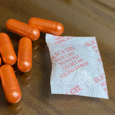 Silica gel và Clay – Nên sử dụng loại hạt chống ẩm nào trong ngành dược?